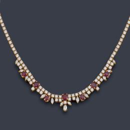 Lote 2112: Collar tipo rivière con diamantes talla marquís, perilla y brillantes de aprox. 18,00 ct en total y siete rubíes talla oval de aprox. 8,80 ct.