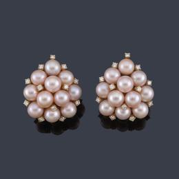 Lote 2122: LUIS GIL
Pendientes cortos con cuajado de perlas rosáceas de aprox. 8,06 - 8,15 mm salpicado de brillantes.