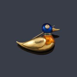Lote 2124: Broche en forma de pato con esmalte color ocre y azul con un brillantito en el ojo. 