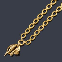 Lote 2126
Collar largo con motivo colgante en forma de leopardo decorado con zafiros engastados a la rusa, con rubíes y reasa con banda de brillantes.