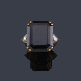 Lote 2128: LUIS GIL
Anillo con zafiro talla esmerlada de aprox. 20,74 ct con dos diamantes talla fantasía.