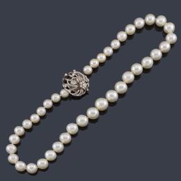 Lote 2150: Collar de un hilo de perlas australianas de aprox. 10,26 - 14,87 mm con broche floral salpicado de brillantes en montura de oro blanco de 18K.