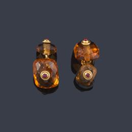Lote 2169: LUIS GIL
Gemelos con cuatro piezas facetadas de cuarzo citrino y detalle de rubíes en cabujón.
