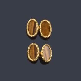 Lote 2170: LUIS GIL
Gemelos con diseño ovalado con pieza de cuarzo 'ojo de tigre' en montura de oro amarillo de 18K.