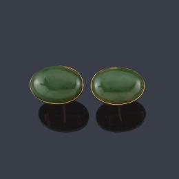 Lote 2171: Gemelos con jade nefrita en cabujón realizado en montura de oro amarillo de 18K. Años '70.