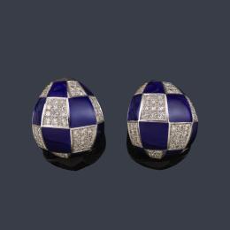 Lote 2211: Pendientes tipo criolla con diseño de damero realizado con esmalte azul 'guilloché' y diamantes talla 8/8.