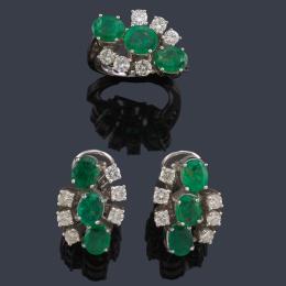 Lote 2222: Pendientes y anillo con esmeraldas talla oval y brillantes de aprox. 1,80 ct en total.