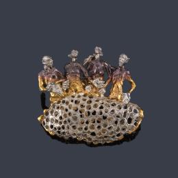 Lote 2224: BENJAMIN KAVAZOVIC
Collar con colgante con grupo escultórico representando cuatro figuras humanas, realizadas en oro amarillo de 18K y plata.