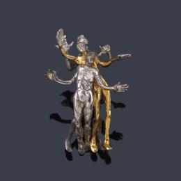 Lote 2225: BENJAMIN KAVAZOVIC
Colgante con diseño escultorico con tres figuras humanas realizadas en oro amarillo de 18K y plata.