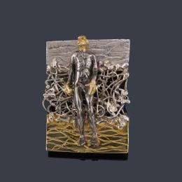 Lote 2226: BENJAMIN KAVAZOVIC
Broche con diseño calado sobre figura humana a modo de escultura realizada en oro amarillo de 18K y plata.