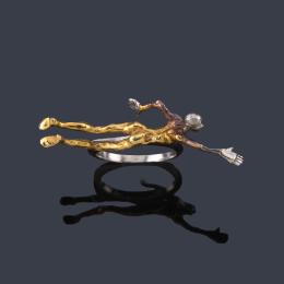 Lote 2228: BENJAMIN KAVAZOVIC
Anillo con diseño de figura humana en forma de escultura realizada en oro amarillo de 18K y plata.