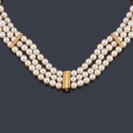 Lote 2234: YANES
Collar con tres hilos de perlas de aprox. 6,86 - 6,76 mm con pasadores con brillantes.