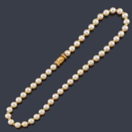Lote 2238: Collar con hilo de perlas intercalada con motivos en oro amarillo de 18K.