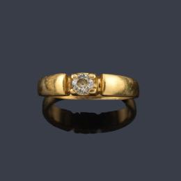 Lote 2240: Solitario con un diamante talla antigua de aprox. 0,25 ct en montura de oro amarillo de 18K.