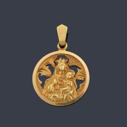 Lote 2249: Medalla devocional con La Imagen de La Virgen con El Niño en oro amarillo de 18K.