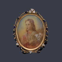 Lote 2251: Broche-colgante con La Imagen de La Virgen pintada a mano enmarcado con zafiros y brillantes.