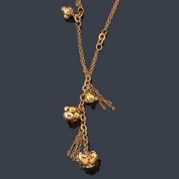 Lote 2252: PRIMAVERA
Collar largo con motivos cuatro motivos colgantes con gemas de color en cabujón, en oro amarillo de 18K.