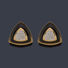 Lote 2265: Pendientes cortos con diseño geométrico con pieza de ónix y centro de pavé de brillantes de aprox. 0,80 ct en montura de oro amarillo de 14K.