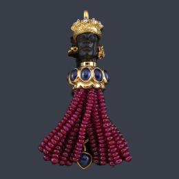 Lote 2267
Colgante tipo 'moretto' con cabeza realizada en ébano con decoración con zafiros, rubíes y brillante en montura de oro amarillo de 18K.