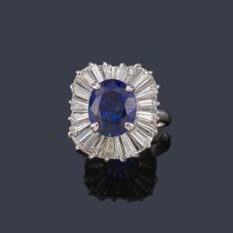 Lote 2274: Anillo con zafiro talla oval 'Royal Blue' de aprox. 4,51 ct con orla de diamantes talla trapecio de aprox. 2,00 ct en total.