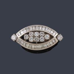 Lote 2280
Broche en forma ojival con diamantes talla brillante y baguette de aprox. 2,90 ct en total.