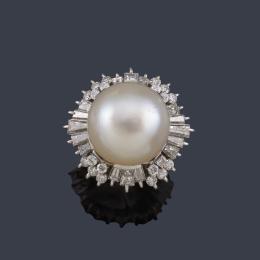Lote 2283: Anillo con perla australiana de aprox. 9,00 mm con orla tipo bailarina con diamantes talla brillante y trapecio de aprox. 1,90 ct en total.
