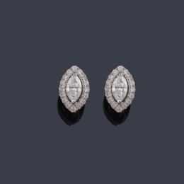 Lote 2288: Pendientes cortos con diamantes talla marquís y orla de brillantes de aprox. 0,71 ct en total.