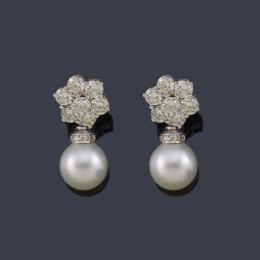 Lote 2299: Pendientes cortos con pareja de perlas de aprox. 10,99 mm y 11,15 mm con brillantes de aprox. 3,22 ct en total.