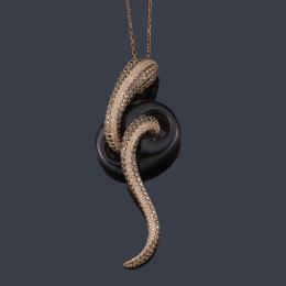 Lote 2301
Colgante con diseño de serpiente con pavé de brillantes negros e incoloros, con una pieza realizada en cuarzo ahumado en forma de eslabón de calabrote.