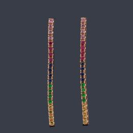Lote 2305: Pendientes largos con bandas de gemas multicolor en montura de oro rosa de 18K.
