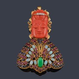 Lote 2312: Broche con motivo oriental pieza de coral tallado con zafiros, rubíes, ópalos y brillantes.
