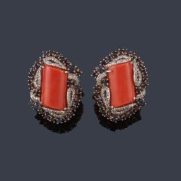Lote 2314: Pendientes cortos con pareja de piezas de coral pulido con orla de zafiros y brillantes.