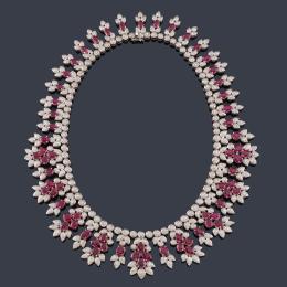 Lote 2316: Collar tipo babero con rubíes talla oval de aprox. 61,87 ct y brillantes de aprox. 23,45 ct en total, realizado en montura de oro blanco de 18K.