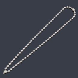 Lote 2320: Collar tipo rivière con diamantes talla perilla y oval de aprox. 21,41 ct en total.