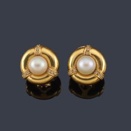 Lote 2326: Pendientes cortos con pareja de perlas en montura de oro amarillo de 18K.
