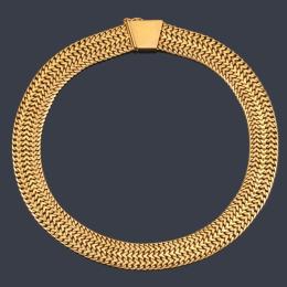 Lote 2327: Collar con diseño de tres bandas en forma de espiga realizado en oro amarillo de 18K.