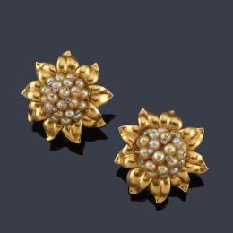Lote 2328: Pendientes cortos en forma de flor con cuajado de perlitas aljófar con brillantitos.