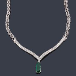 Lote 2335
Collar con esmeralda talla perilla de aprox. 12,25 ct y diamantes talla baguette y brillante de aprox. 14,00 ct en total. Certificado Gübelin.