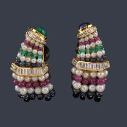 Lote 2349: LUIS GIL
Pendientes largos con bandas de perlitas, rubíes, zafiros y esmeraldas con diamantes talla baguette y carré de aprox. 4,00 ct en total.