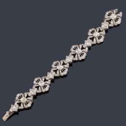 Lote 2353
Pulsera articulada con eslabones en repetición con diamantes talla antigua y sencilla de aprox. 12,40 ct en total.