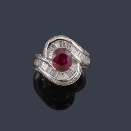 Lote 2355: Anillo con rubí talla oval de aprox. 2,33 ct y diamantes talla trapecio y brillante de aprox. 1,10 ct en total.
