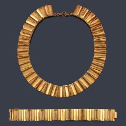Lote 2357: GEORG JENSEN
Collar y pulsera realizada con plaquitas unidas entre sí en oro amarillo de 18K.
