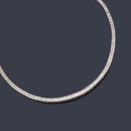 Lote 2359: Collar tipo rivière con diamantes talla baguette de aprox. 9,34 ct en total en montura de platino.