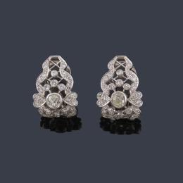Lote 2360
Pendientes tipo criolla con diamantes talla oval y 8/8 de aprox. 1,86 ct en total.