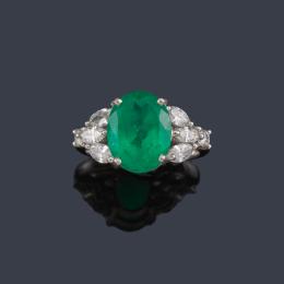 Lote 2366: Anillo con esmeralda talla oval de aprox. 3,71 ct con diamantes talla brillante y marquís de aprox. 0,82 ct.