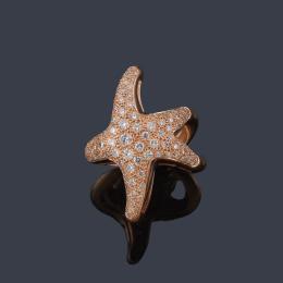 Lote 2370: Anillo con diseño de estrella de mar cuajado de brillantes de aprox. 1,50 ct en total.