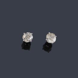 Lote 2382: Dormilonas con pareja de diamantes talla antigua de aprox. 1,10 ct en total.
