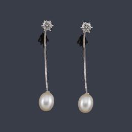 Lote 2391: Pendientes largos con pareja de brillantes de aprox. 0,55 ct en total y remate de perla aperillada.