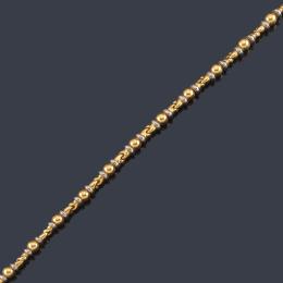 Lote 2397: BVLGARI
Collar corto con eslabones circulares y articulados en oro blanco y amarillo de 18K.