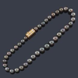 Lote 2398: Collar con un hilo de perlas de Tahití en disminución de aprox. 10,45 - 14,42 mm y cierre en forma de barrilete en oro tricolor de 18K.